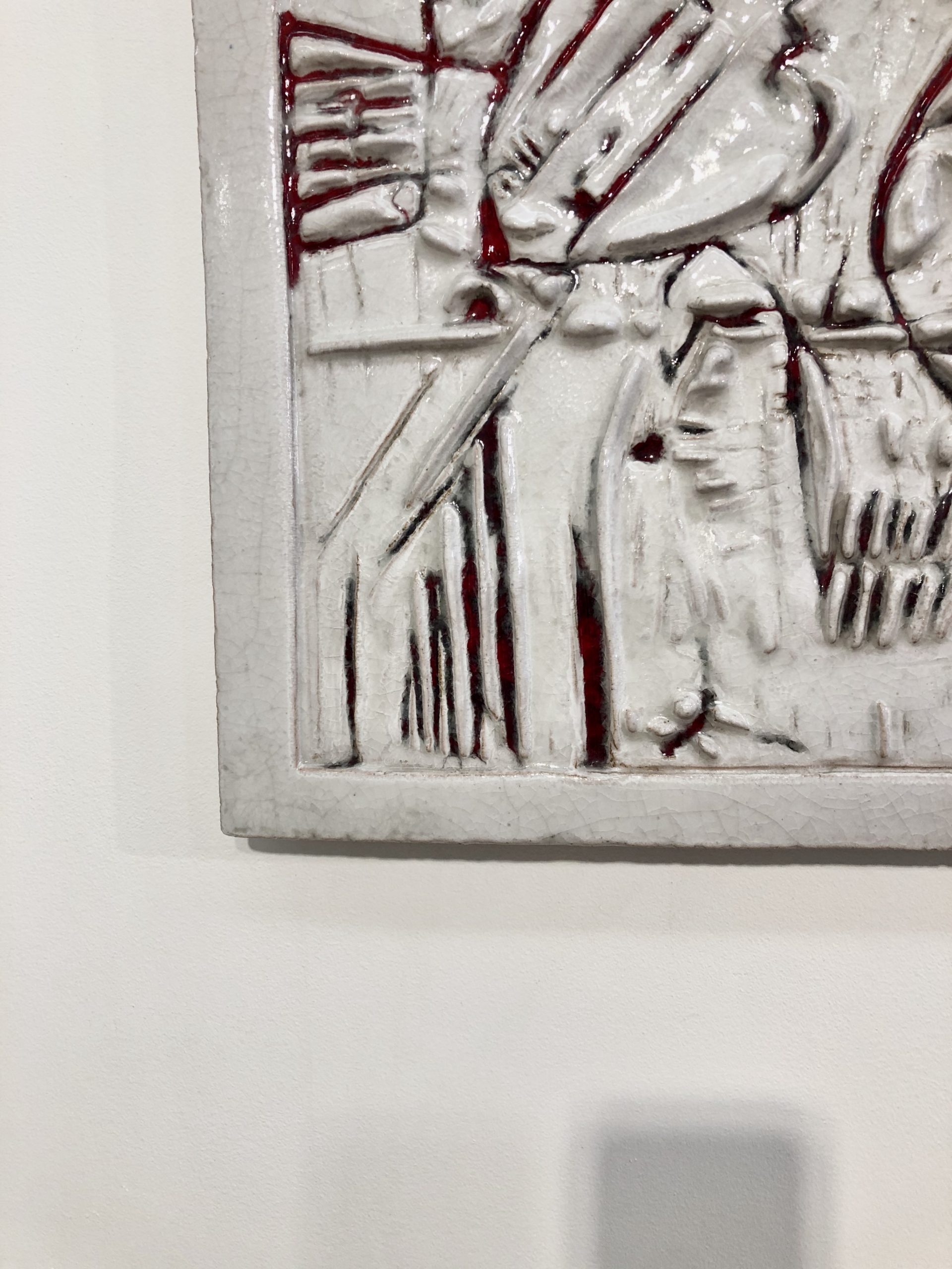 ZAULI-bas-relief-blanc-détail